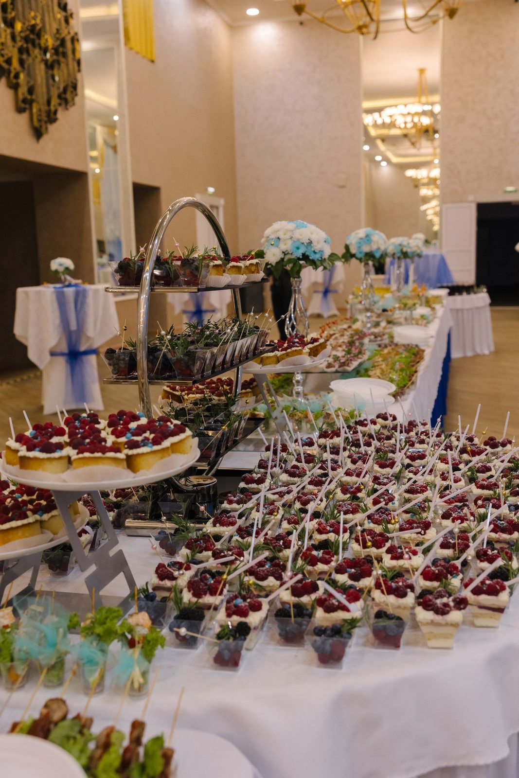Фуршет с закусками и десертами в ресторане гостиницы Зелёная
